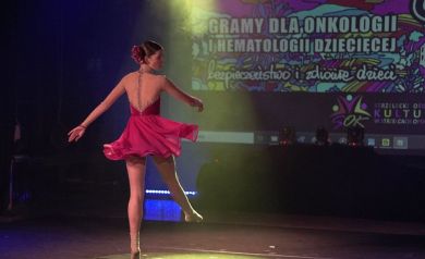Pokaz tańca w wykonaniu dziewczyny w różowej sukience.