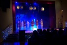 Występ dzieci na scenie Strzeleckiego Ośrodka Kultury. 