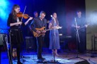 Zespół muzyczny na scenie podczas swojego występu. 
