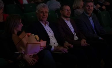 Na zdjęciu publika zebrana na Jubileuszu 80-lecia Miejskiej i Gminnej Biblioteki Publicznej w Strzelcach Opolskich. Jedna z kobiet trzyma bukiet.