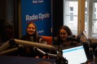 Obraz przedstawia dwie młode kobiety w studiu radiowym Radia Opole. 