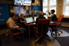 Piątka osób siedząca w studio nagrań w Radiu Opole. 