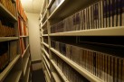 Zdjęcie przedstawia archiwum lub bibliotekę, a konkretnie bibliotekę Radia Opole.