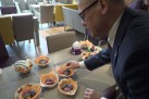Jury oceniające jaja wielkanocne.