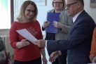 Moment wręczania dyplomu kobiecie.