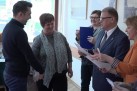 Moment wręczania nagrodzonym uczestnikom dyplomów.