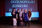 Wspólne zdjęcie pięciu kobiet. W tle wyświetlany napis ,,62. Ogólnopolski Konkurs Recytatorski'. 