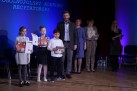 Na scenie dzieci i dorośli. Dzieci trzymają w dłoniach dyplomy i nagrody. 
