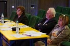 Na zdjęciu jury składające się z dwóch kobiet i mężczyzny. 