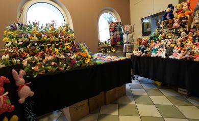 Kolorowe przedmioty wystawione na stołach na jarmarku wielkanocnym. 