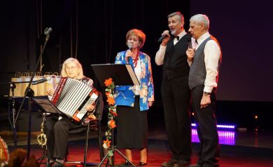 Grupa 'Basia i Przyjaciele' na scenie sali widowiskowej Strzeleckiego Ośrodka Kultury