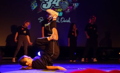 Tancerz breakdance 