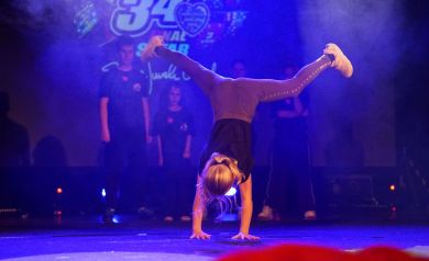 Tancerz breakdance wykonujący gwiazdę