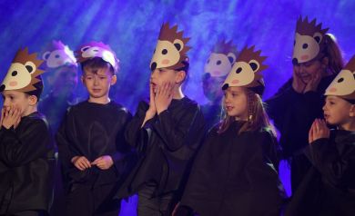 Dzieci w przebraniach za jeże podczas występu.