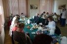 Uczestnicy konkursu. Siedzą przy stołach wykonują swoje dzieła. Rozmawiają między sobą. 