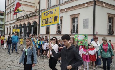 Korowód zmierzający do Parku Miejskiego im. Renardów.