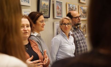 Grupa osób uczestnicząca w Wystawie Ogólnopolskiej Grupy Brban Skatchers Poland. Jedna z Pań opowiada o wystawie.