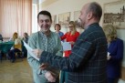 Na zdjęciu scena wręczania dyplomu. W tle inni uczestnicy wydarzenia.