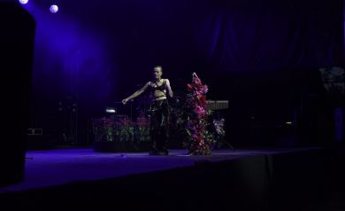Wokalistka tańczy na scenie.