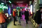 Młodzież w Muzeum Powojennych Neonów.