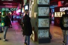 Młodzież zwiedzająca Muzeum Powojennych Neonów.