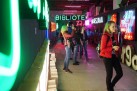 Młodzież zwiedzająca Muzeum Powojennych Neonów.