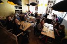 Młodzież siedząca przy stolikach w restauracji.
