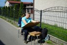 Dwie osoby pracujące nad swoimi dziełami. 
