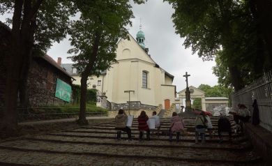 Na schodach znajduje się grupa młodzieży, która maluje obrazy 