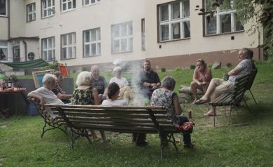Wszyscy uczestnicy pleneru zgromadzeni wokół ogniska