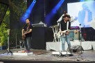 Na zdjęciu zespół muzyczny występujący na scenie. 