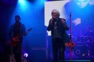 Na zdjęciu zespół muzyczny podczas swojego występu. Scena oświetlona jest niebieskim światłem. 