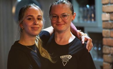 Pozujące do zdjęcia dwie młode dziewczyny 