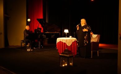 Dwóch artystów muzycznych na scenie