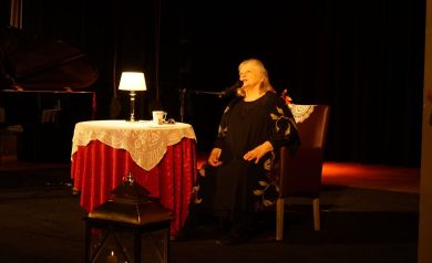 Stanisława Celińska znajduje się na scenie, świętując swój niezwykły jubileusz - 55 lat kariery artystycznej