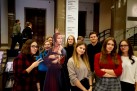 Uczestnicy wycieczki pozujący do zdjęcia z makietą 'Damy z Łasiczką'.