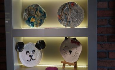 Na zdjęciu cztery elementy ceramiczne w oświetlonych wnękach.  - powiększ