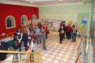 Zdjęcie przedstawia grupę osób na holu SOKu. Rozmawiają w małych grupkach. 
