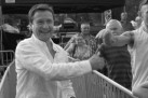 Artysta wita się z publicznością. Zdjęcie jest czarno-białe. 