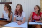 Uczestniczki pleneru malarskiego, szkicują. Głowy mają zwrócone w prawo. 