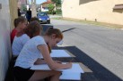 Uczestnicy pleneru malarskiego szkicują swoje obrazy. 