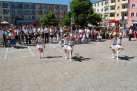 Występ mażoretek na placu, w tle tłum ludzi. 