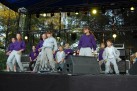 Występ grupy tanecznej na scenie plenerowej. 