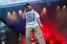 Mężczyzna śpiewający lub mówiący do mikrofonu.