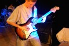Mężczyzna grający na gitarze elektrycznej. 