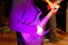 Na zdjęciu dwaj mężczyźni grający na gitarach. 