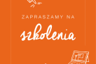 Plakat zaprasza na szkolenia w ramach projektu „e-Mocni”. Dominującym kolorem jest pomarańczowy, a napisy są białe. Grafiki są minimalistyczne – rysunek dłoni wskazującej oraz laptopa symbolizującego naukę online.