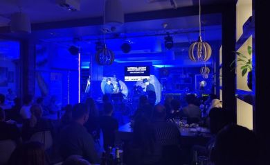 Kuba Kotowicz Trio w świetle niebieskich barw.