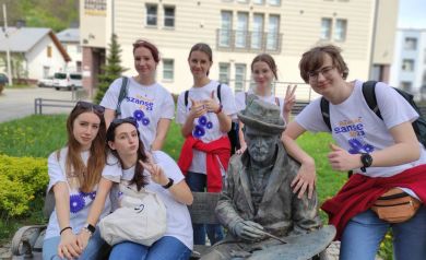 Grupa uczestników projektu 'Mamy MOC zmienić COŚ' w przyjaznej atmosferze 