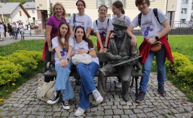 Grupa uczestników projektu 'Mamy MOC zmienić COŚ' pozujących przy pomniku 